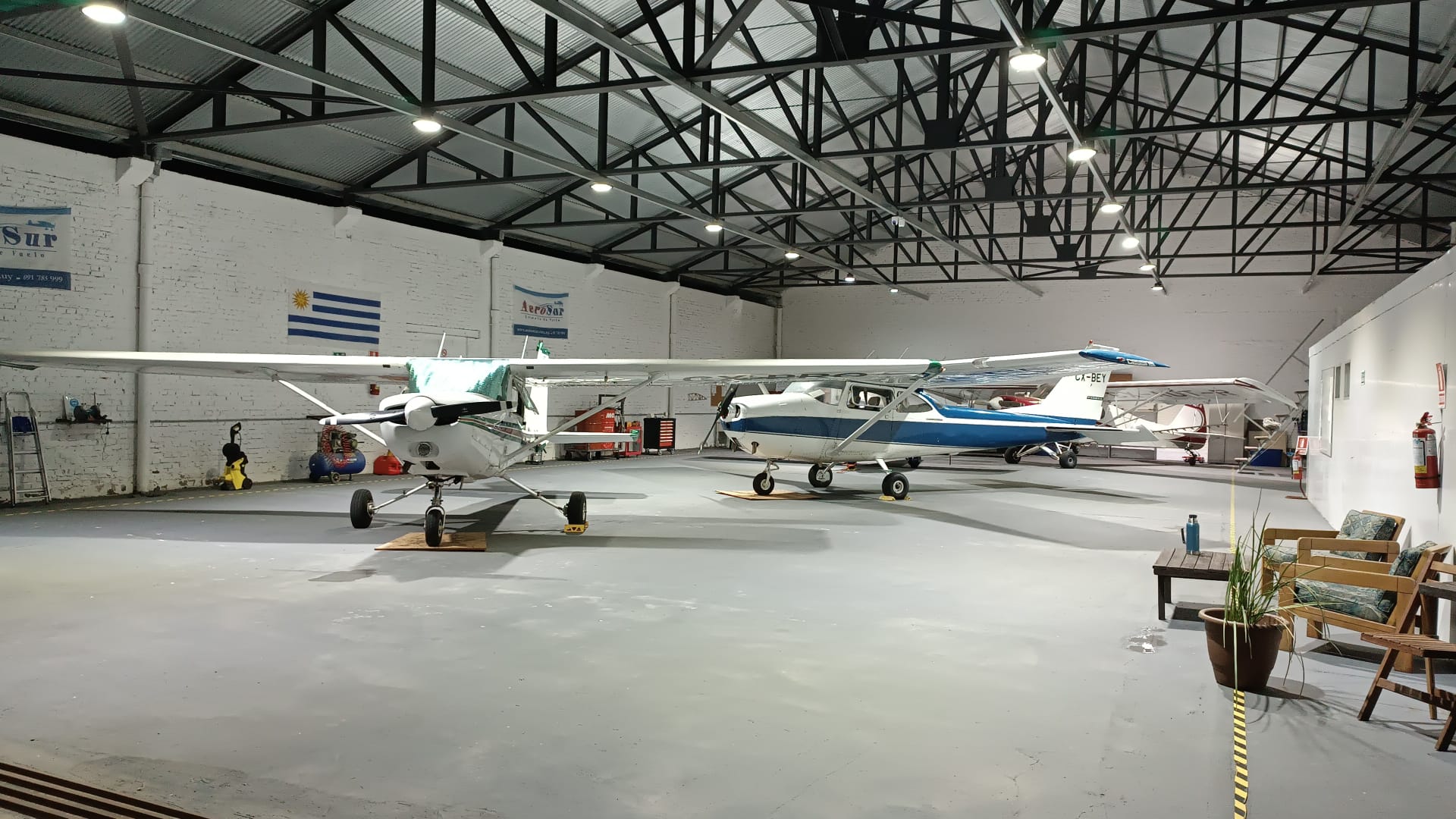 CPL from Uruguay - Aerosur Hanger CPL from Uruguay - Aerosur Hanger